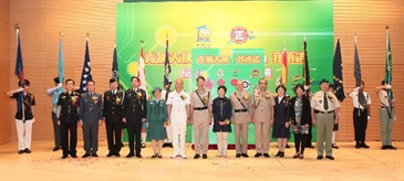 The Commissioner of Customs and Excise, Mr Richard Yuen (seventh left), and the Acting Director of Intellectual Property, Ms Ada Leung (sixth right), together with representatives of 11 youth uniformed organisations officiate at the "Youth Ambassador of the Year" Award Presentation Ceremony cum "I Pledge" Anti-Internet Piracy Publicity Show.