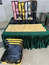 香港海关三月二十五日在香港国际机场侦破一宗空运走私怀疑金条案件，检获约一百四十五公斤怀疑金条，估计市值约一亿一千万元。以案中检获走私金条的重量及市值计算，是海关有纪录以来最大宗走私金条案件。图示检获的怀疑走私金条和部分用作收藏金条的行李箱。