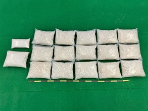 香港海关过去两日（三月二十九日及三十日）在香港国际机场侦破两宗行李藏毒的贩毒案件，共检获约一百零二公斤、估计市值约五千万元的怀疑氯胺酮。图示首宗案件中检获的怀疑氯胺酮。