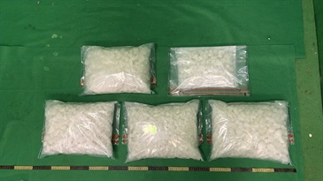 香港海关过去两日（三月二十九日及三十日）在香港国际机场侦破两宗行李藏毒的贩毒案件，共检获约一百零二公斤、估计市值约五千万元的怀疑氯胺酮。图示第二宗案件中检获的怀疑氯胺酮。