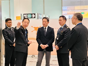 香港海关关长陈子达（中）昨日（三月二十六日）参观北京大兴国际机场。