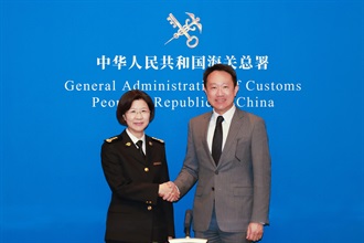 香港海关关长陈子达（右）三月二十六日在北京拜访国家海关总署，与海关总署署长孙梅君（左）会面。