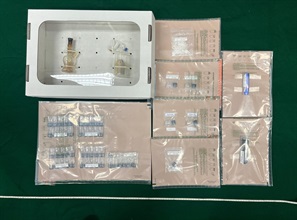 香港海关昨日（三月三十一日）在青衣检获五十二粒怀疑「太空油毒品」烟弹、约十克怀疑冰毒、两支电子烟装置、一批怀疑毒品吸食工具及包装工具，估计市值共约二万四千元。图示检获的怀疑毒品、电子烟装置和毒品吸食工具。