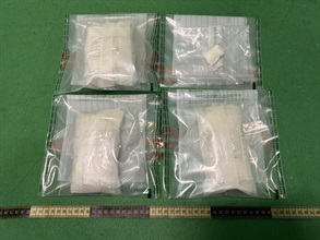 香港海关今日（四月一日）在香港国际机场侦破一宗贩毒案件，检获约六百克怀疑冰毒，估计市值约三十万元。图示检获的怀疑冰毒。