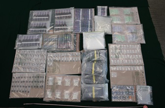 香港海关昨日（四月一日）在黄大仙检获一百二十九粒怀疑「太空油毒品」烟弹、约六公斤怀疑可卡因、约一点三公斤怀疑霹雳可卡因、一千五百粒怀疑摇头丸、约一百克怀疑摇头丸粉末、一百零二支怀疑含有大麻油的电子烟装置、八十支电子烟装置以及一批怀疑毒品包装工具。图示案件中所检获的怀疑毒品。