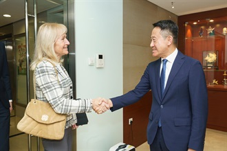 海关关长陈子达（右）今日（四月三日）在海关总部大楼与荷兰海关关长Nanette van Schelven（左）进行双边会面。