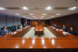 海关关长陈子达（右三）今日（四月三日）在海关总部大楼与荷兰海关关长Nanette van Schelven（左三）会面。图示与会的双方人员就共同关注的议题交换意见。