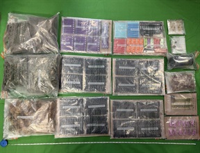 香港海关昨日（四月七日）在大埔检获约三点三公斤怀疑大麻花、一批怀疑大麻产品和怀疑摇头丸，估计市值共约一百万元。图示检获的怀疑毒品。