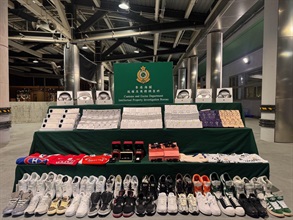 香港海关三月二十一日在港珠澳大桥香港口岸检获约六千六百件怀疑冒牌货物，包括手提电话保护壳、耳机、太阳眼镜及鞋履，估计市值约一百二十万元。图示部分检获的怀疑冒牌货物。