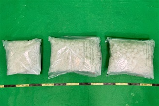 Hong Kong Customs yesterday (April 12) detected two drug trafficking cases involving passengers at Hong Kong International Airport and seized a total of about 12 kilograms of suspected ketamine and about 7kg of suspected cocaine, with a total estimated market value of about $11.9 million. Photo shows the suspected ketamine seized.