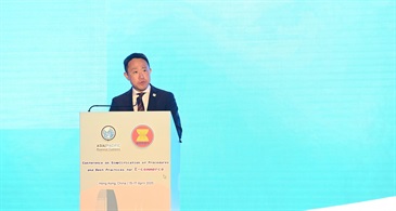 由香港海关与东南亚国家联盟秘书处合办的电子商贸优化流程与典范实务会议今日（四月十七日）圆满结束。图示海关关长陈子达四月十五日在论坛致欢迎辞。