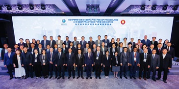 由香港海关与东南亚国家联盟（东盟）秘书处合办的电子商贸优化流程与典范实务会议今日（四月十七日）圆满结束。图示商务及经济发展局副局长陈百里博士（第一排右八）、海关关长陈子达（第一排右九）、东盟秘书处贸易便利处处长Cuong Ba Tran（第一排左九）、海关助理关长（世界海关组织）李建基（第一排右三）、海关助理关长（边境及港口）黄蕙荃（第一排左三）及各个单位代表合照。