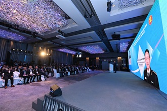 由香港海关与东南亚国家联盟（东盟）秘书处合办的电子商贸优化流程与典范实务会议今日（四月十七日）圆满结束。汇聚超过200位来自世界海关组织、亚太地区的海关机构、东盟成员、海外及本地业界的代表参与。