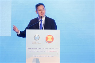 由香港海关与东南亚国家联盟秘书处合办的电子商贸优化流程与典范实务会议今日（四月十七日）圆满结束。图示商务及经济发展局副局长陈百里博士四月十五日在论坛致开幕辞。