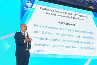 香港海关与东南亚国家联盟秘书处合办的电子商贸优化流程与典范实务会议今日（四月十七日）闭幕，并发布了一份联合声明，标志着海关机构与电子商贸持份者将致力加强相互合作，以促进亚太地区电子商贸的增长和发展。图示海关助理关长（世界海关组织）李建基带领有关该联合声明的讨论。