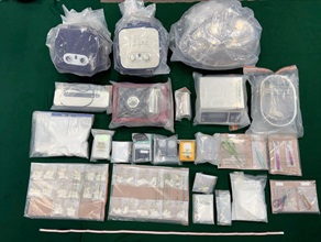 香港海关昨日（四月十七日）在大埔捣破一个制毒工场，并检获约六百克怀疑霹雳可卡因及约五百六十克怀疑可卡因，估计市值共约一百二十万元。图示检获的怀疑霹雳可卡因、怀疑可卡因以及怀疑制毒和毒品包装工具。