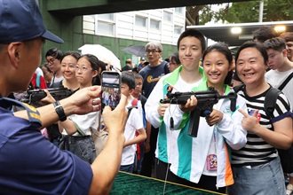 香港海关今日（四月十八日）在香港海关学院举行开放日。图示市民参观室外靶场。