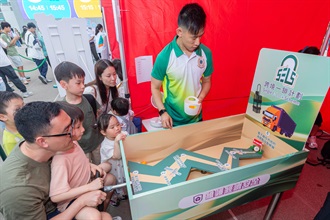 香港海关今日（四月十八日）在香港海关学院举行开放日。图示市民参与摊位游戏。