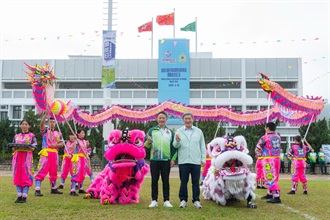 香港海关今日（四月十八日）在香港海关学院举行开放日。图示政务司副司长卓永兴（右）及海关关长陈子达（左）一同替醒狮点睛，为龙狮表演揭开序幕。