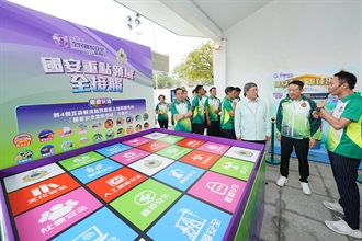 政务司副司长卓永兴（右三）今日（四月十八日）参观香港海关学院开放日的国家安全展览。图示海关人员向卓永兴介绍有关香港海关维护国家及香港安全工作的摊位游戏。