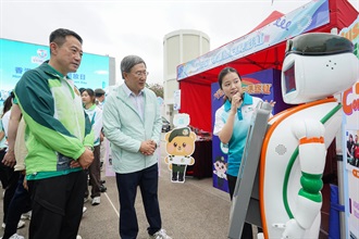 香港海关今日（四月十八日）在香港海关学院举行开放日。图示政务司副司长卓永兴（中）与「Customs YES」青少年会员参与香港海关学院开放日的国家安全主题摊位游戏。