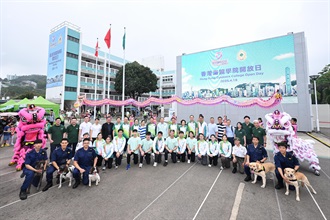 香港海关今日（四月十八日）在香港海关学院举行开放日。图示政务司副司长卓永兴（后排右十一）、海关关长陈子达（后排左十 ）、一众嘉宾与海关搜查犬队及龙狮队合照。