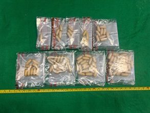 香港海关昨日（四月十九日）在香港国际机场侦破一宗涉及一名入境旅客的体内藏毒案件，检获共重约七百七十克怀疑可卡因，估计市值约六十一万元。图示检获的怀疑可卡因。