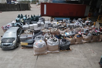 香港海关四月十一日侦破一宗涉嫌利用远洋船走私的案件，检获一批怀疑走私货物，估计市值约一千万元。图示检获的怀疑走私货物。