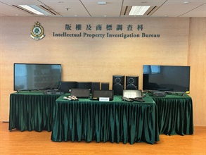 香港海关四月三日至十七日在全港多区采取代号「喜鹊」的执法行动，打击派对房间经营者在业务过程中提供侵权卡拉OK歌曲予顾客使用的违法活动。图示部分检获的卡拉OK播放机和影音器材。