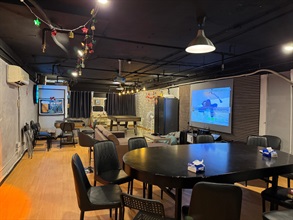 香港海关四月三日至十七日在全港多区采取代号「喜鹊」的执法行动，打击派对房间经营者在业务过程中提供侵权卡拉OK歌曲予顾客使用的违法活动。图示海关人员于九龙湾捣破的派对房间。