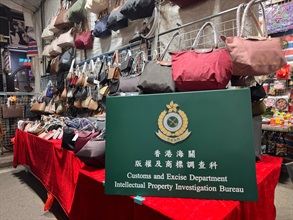 香港海关今日（四月二十三日）在旺角展开代号「破阵」的特别执法行动，打击售卖冒牌物品活动，检获约一千九百件怀疑冒牌物品，估计市值约五十二万元。图示捣破的其中一个固定小贩摊档。