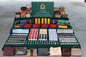 香港海关三月二十四日在港珠澳大桥香港口岸检获约一千四百件怀疑冒牌货物及约一万支怀疑私烟，估计市值约一百三十万元。图示检获的怀疑冒牌货物和怀疑私烟。