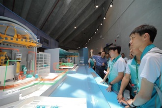 Customs YES organised the 60th anniversary of Dongjiang Water Supply to Hong Kong - Exploration Tour of the Energy and Historical Origins of the Greater Bay Area from April 22 to 24. Photo shows Customs YES members visiting the Daya Bay Nuclear Power Science and Technology Museum.
