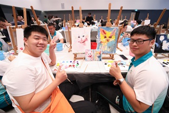 Customs YES organised the 60th anniversary of Dongjiang Water Supply to Hong Kong - Exploration Tour of the Energy and Historical Origins of the Greater Bay Area from April 22 to 24. Photo shows Customs YES members interacting with local youth during their visit to the Dafen Oil Painting Village.