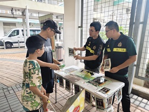 Hong Kong Customs conducted a joint anti-illicit cigarette publicity campaign with members of the Kowloon City District Council, the Tobacco and Alcohol Control Office of the Department of Health and the Housing Department today (April 25). Photo shows Customs officers promoting anti-illicit cigarette messages to residents.