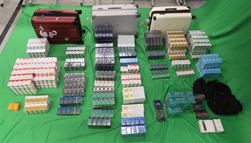 一名四十岁入境女旅客因管有未完税香烟和未有向海关人员作出申报，以及进口另类吸烟产品，违反《应课税品条例》和《进出口条例》，今日（四月二十五日）在西九龙裁判法院被判处监禁四个月及罚款一千元。图示检获的未完税香烟及另类吸烟产品。