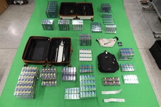 一名三十六岁入境男旅客因管有未完税香烟和未有向海关人员作出申报，以及进口另类吸烟产品，违反《应课税品条例》和《进出口条例》，今日（四月二十五日）在西九龙裁判法院被判处监禁四个月及罚款五百元。图示检获的未完税香烟及另类吸烟产品。