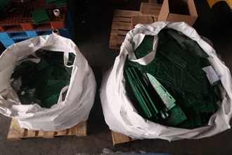 香港海关四月十一日及十七日侦破两宗涉嫌利用远洋船走私的案件，并检获大批怀疑走私货物，估计市值共约四百万元。图示于四月十七日检获的怀疑走私物品。