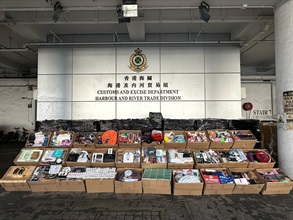 香港海关四月十一日及十七日侦破两宗涉嫌利用远洋船走私的案件，并检获大批怀疑走私货物，估计市值共约四百万元。图示于四月十一日检获的怀疑走私物品。