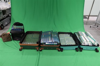 两名分别二十八岁及三十七岁入境男旅客因进口未完税香烟和未有向海关人员作出申报，违反《应课税品条例》，昨日（四月二十八日）在西九龙裁判法院被判处监禁六个月及罚款五百元。图示检获的未完税香烟。