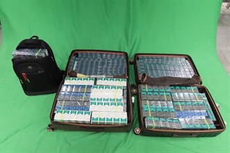 两名分别二十八岁及三十七岁入境男旅客因进口未完税香烟和未有向海关人员作出申报，违反《应课税品条例》，昨日（四月二十八日）在西九龙裁判法院被判处监禁六个月及罚款五百元。图示检获的未完税香烟。