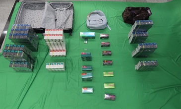 两名分别三十一岁及三十岁入境女旅客因进口未完税香烟和未有向海关人员作出申报，以及进口另类吸烟产品，违反《应课税品条例》和《进出口条例》，今日（四月二十九日）在西九龙裁判法院被判处监禁四个月及罚款五百元。图示检获的未完税香烟及另类吸烟产品。