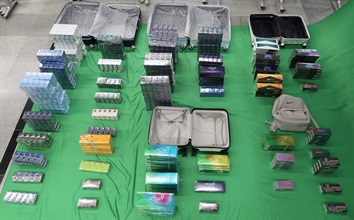 两名分别三十一岁及三十岁入境女旅客因进口未完税香烟和未有向海关人员作出申报，以及进口另类吸烟产品，违反《应课税品条例》和《进出口条例》，今日（四月二十九日）在西九龙裁判法院被判处监禁四个月及罚款五百元。图示检获的未完税香烟及另类吸烟产品。