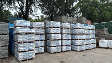 香港海关今日（四月三十日）在观塘和油麻地采取执法行动，打击售卖冒牌物品活动，检获约2 400袋、共重约六十吨怀疑冒牌瓷砖黏结剂，估计市值约二十万元。图示检获的怀疑冒牌瓷砖黏结剂。