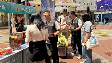 Hong Kong Customs has launched a special operation since April 24 to step up patrols during the Labour Day Golden Week of the Mainland at popular shopping spots in various districts and to remind traders to comply with the requirements of the Trade Descriptions Ordinance, with a view to safeguarding and promoting rights of local consumers and visitors. Photo shows Customs officers conducting publicity and education work, as well as distributing pamphlets in Causeway Bay.