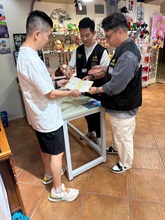 Hong Kong Customs has launched a special operation since April 24 to step up patrols during the Labour Day Golden Week of the Mainland at popular shopping spots in various districts and to remind traders to comply with the requirements of the Trade Descriptions Ordinance (TDO), with a view to safeguarding and promoting rights of local consumers and visitors. Photo shows Customs officers conducting compliance publicity and education, as well as reminding traders in Tsim Sha Tsui to comply with the requirements of the TDO.