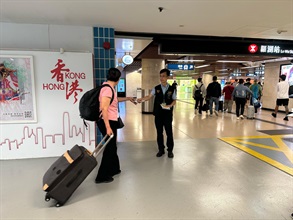 Hong Kong Customs has launched a special operation since April 24 to step up patrols during the Labour Day Golden Week of the Mainland at popular shopping spots in various districts and to remind traders to comply with the requirements of the Trade Descriptions Ordinance, with a view to safeguarding and promoting rights of local consumers and visitors. Photo shows a Customs officer distributing pamphlets at the Lo Wu Control Point.