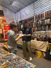 Hong Kong Customs has launched a special operation since April 24 to step up patrols during the Labour Day Golden Week of the Mainland at popular shopping spots in various districts and to remind traders to comply with the requirements of the Trade Descriptions Ordinance (TDO), with a view to safeguarding and promoting rights of local consumers and visitors. Photo shows a Customs officer distributing pamphlets at Tung Choi Street, Mong Kok, and reminding a hawker stall trader to comply with the requirements of the TDO.