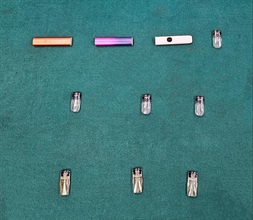 香港海关昨日（四月三十日）在落马洲管制站侦破一宗涉及入境旅客管有属《危险药物条例》的依托咪酯（「太空油毒品」的主要成分）案件，检获七粒怀疑「太空油毒品」烟弹及三支电子烟装置。图示检获的怀疑「太空油毒品」烟弹及电子烟装置。