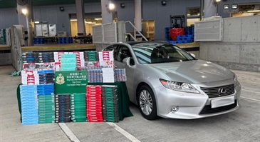 一名四十三岁入境男司机因进口未完税香烟及未有向海关人员作出申报，违反《应课税品条例》，今日（五月二日）在西九龙裁判法院被判处监禁五个月和罚款一千元。图示检获的未完税香烟和涉案私家车。